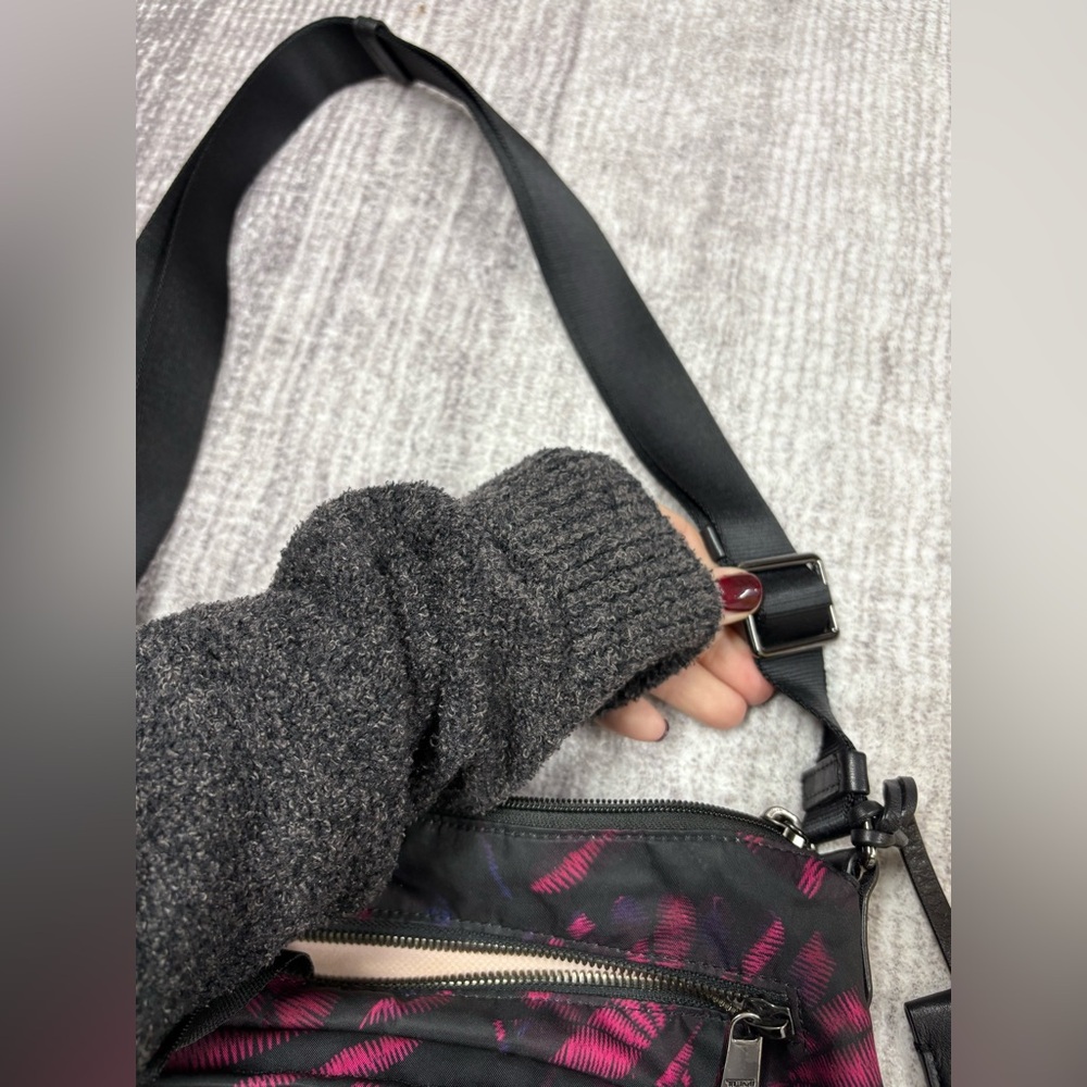 Tumi Voyageur Pink Black Abstract Nylon Crossbody Bag Adjustable Strap Travel - Picture 7 of 7